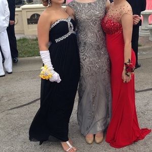 Floorlength strapless black prom dress